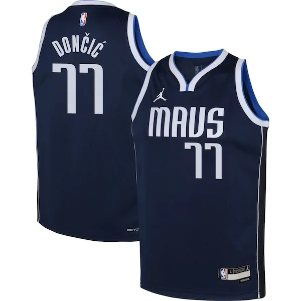 Resistente Luka Doncic Dallas Mavericks Jordan Brand Youth Swingman Jersey Statement Edition Navy per i Fan Veri